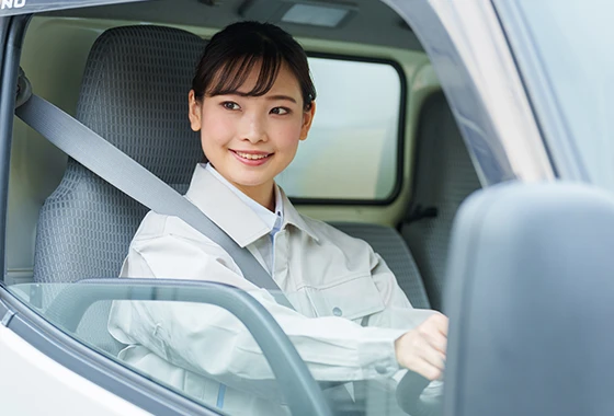 トラックを運転している女性の画像