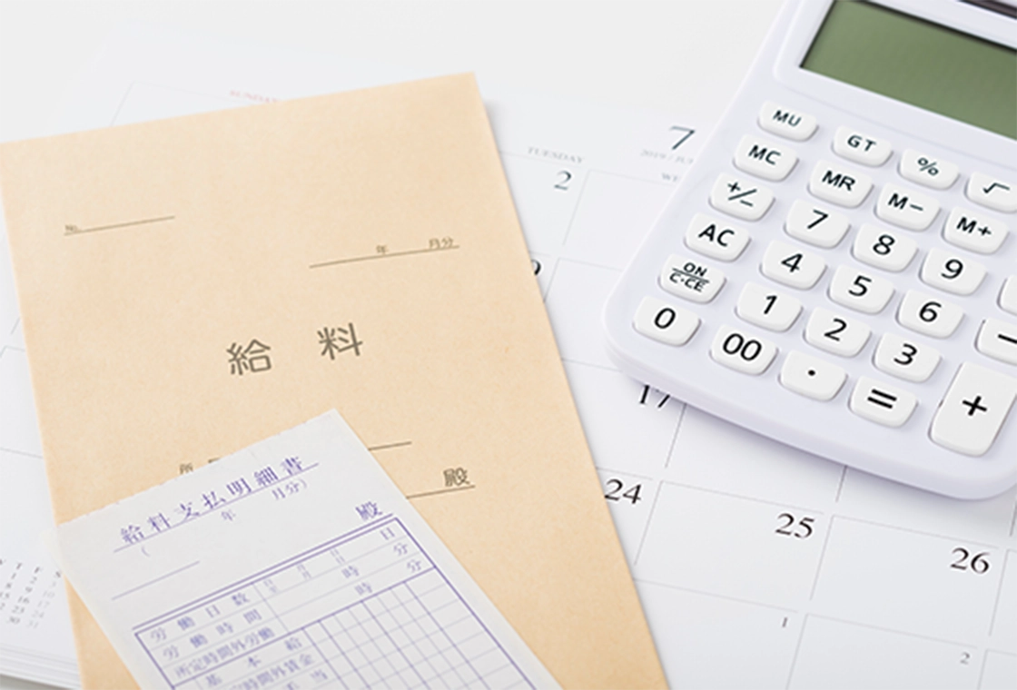 電卓と給与明細の画像